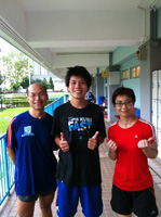 康緯城（左）早前和太太（右）一同參與CUSCS校友會的進階跑步訓練班，並與紀嘉文教練合照